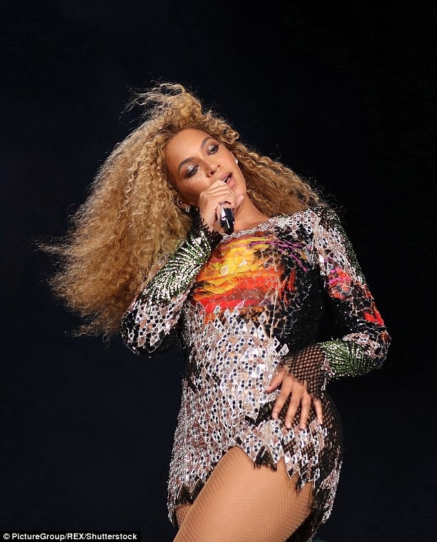 Beyonce bị nghi có bầu - 8
Beyonce bùng cháy trên sân khấu trong các buổi diễn