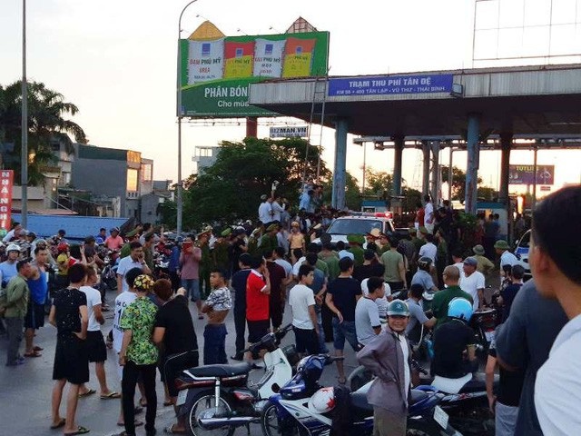 Người dân phản đối bất cập tại BOT Tân Đệ (ảnh: Đức Văn)