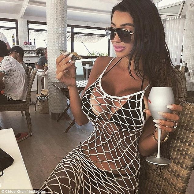 “Siêu vòng một” Chloe Khan khoe thân trên tạp chí Playboy - 5