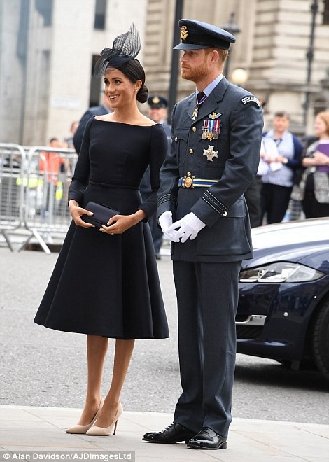 Công nương Meghan cuốn hút với phong cách thanh lịch khi công du nước ngoài - 18 Hoàng tử Harry và vợ tại cung điện Buckingham, Anh tham gia sự kiện cùng với các thành viên hoàng gia trước khi bay sang Ireland. (Ảnh: Alan Davidson)