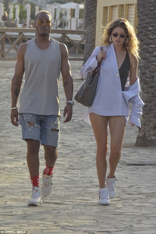 Doutzen Kroes quyến rũ trên biển - 2
Siêu mẫu Hà Lan và chồng DJ Sunnery James đang đi nghỉ mát tại đây