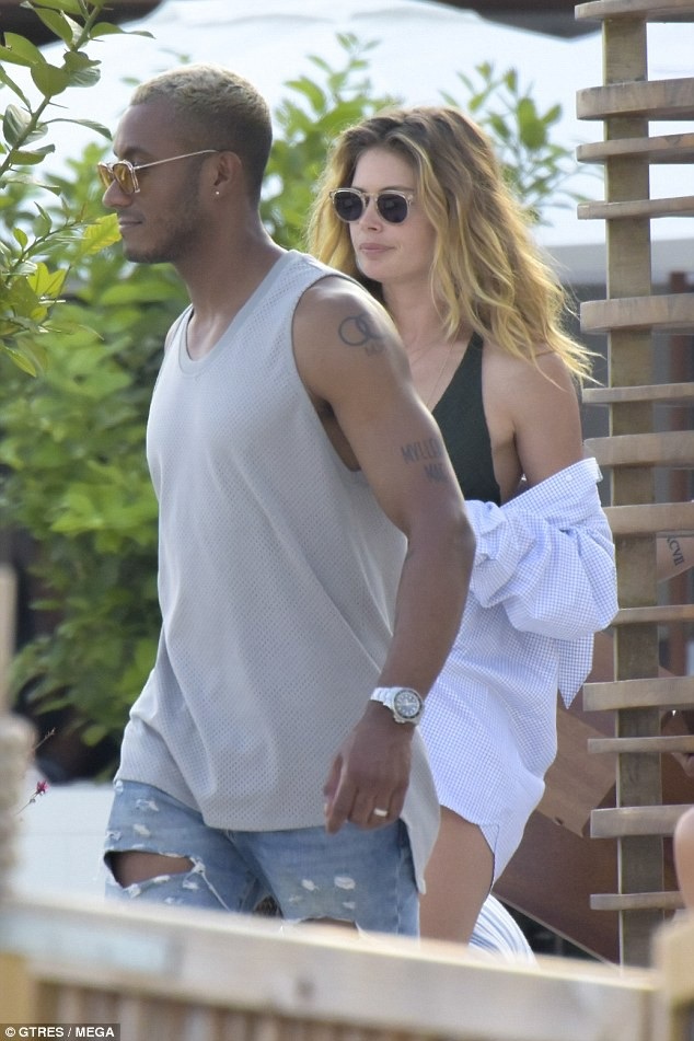 Doutzen Kroes quyến rũ trên biển - 3
Cặp đôi đẹp của làng giải trí đều là dân tập gym chuyên nghiệp và vì thế hở hữu phom dáng săn chắc