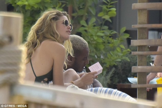 Doutzen Kroes quyến rũ trên biển - 5
Cựu thiên thần nội y dành nhiều thời gian cho gia đình trong thời gian này