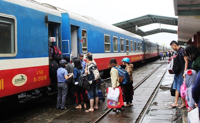 Làm rõ vụ 2 tàu hỏa suýt đâm nhau tại ga Nha Trang - 1 Tàu khách đang dừng đón trả khách tại ga Nha Trang, Khánh Hòa