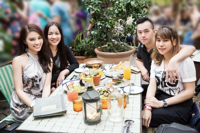 Hé lộ anh trai, em trai "soái ca" của các Hoa hậu Việt - 9 Mặc dù không ở gần nhau nhưng chính gia đình là nguồn động lực để Hoa hậu người Việt tại Úc nỗ lực phấn đấu trong thời gian qua.