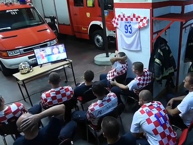 Clip “lính cứu hỏa Croatia xem World Cup vẫn không quên nhiệm vụ” gây sốt Internet - 1 Những người lính cứu hỏa Croatia đang theo dõi loạt sút luân lưu của đội nhà trước khi chuông cảnh báo vang lên