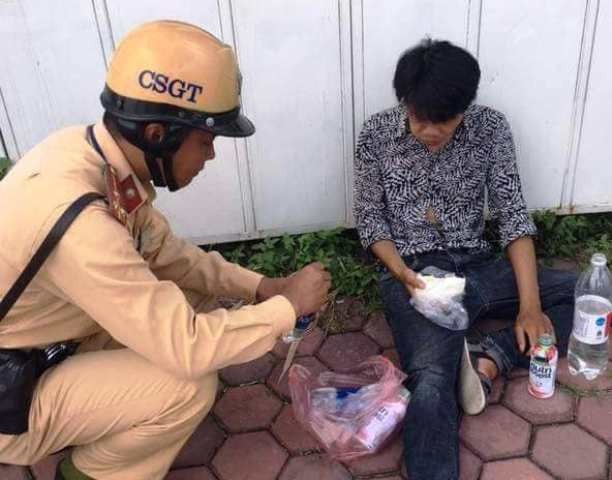 Gia đình nam thanh niên bị ngất ở Hà Nội viết thư cảm ơn CSGT - 1
Tổ công tác Đội Cảnh sát giao thông số 7 - Công an Thành phố Hà Nội mua cơm, nước giúp anh H.