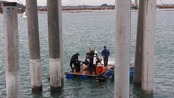 Bộ Văn hoá nói gì về 48,4 tỷ khai quật tàu cổ bị đắm ở Quảng Ngãi? - 2 Các thợ lặn được trang bị phương tiện và thiết bị để tiến hành khai quật tàu đắm.