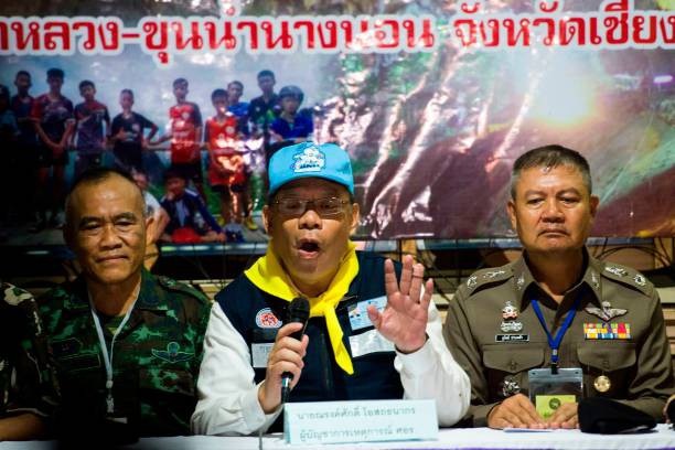 Chiến công của 1.000 người làm nên kỳ tích Tham Luang - 2 Ông Narongsak Osotthanakorn phát biểu trong cuộc họp báo về vụ giải cứu đội bóng Thái Lan (Ảnh: Getty)