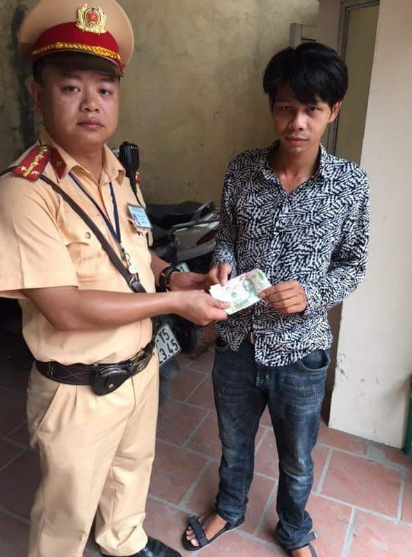 Hà Nội: Cảnh sát giao thông cứu thanh niên bất tỉnh khi đi tìm việc - 2
Góp tiền trợ giúp anh Hoạt về quê.