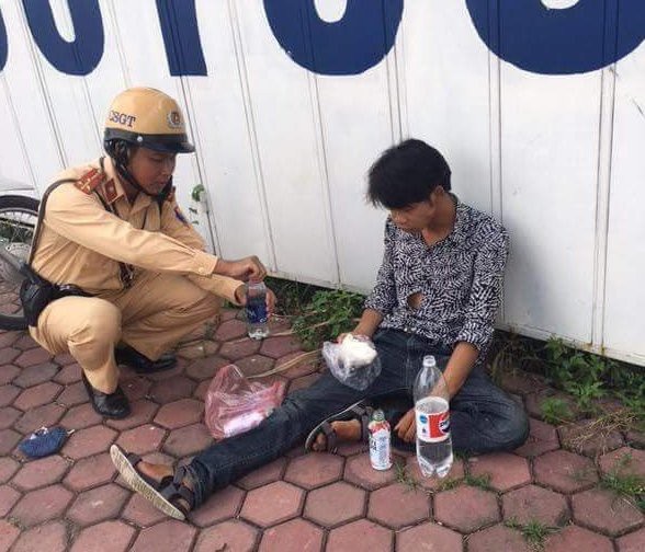 Hà Nội: Cảnh sát giao thông cứu thanh niên bất tỉnh khi đi tìm việc - 1
Các chiến sĩ CSGT giúp đỡ anh Hoạt khi bất tỉnh trên đường.