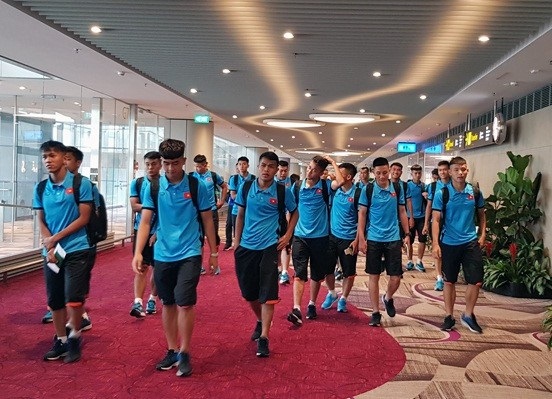 U19 Việt Nam lặng lẽ về nước sau 3 ngày chờ đợi ở Indonesia - 1
U19 Việt Nam về nước sau thất bại ở giải U19 Đông Nam Á