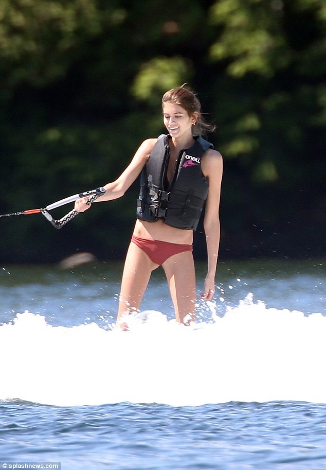 Con gái Cindy Crawford khoe dáng siêu thon - Ảnh 3. Con gái Cindy Crawford khoe dáng siêu thon - Ảnh 3.