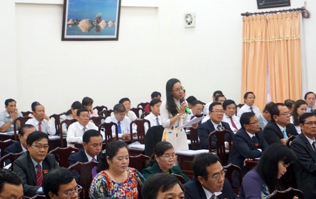 Chất vấn Giám đốc Sở Xây dựng: Có chuyện phạt cho tồn tại công trình vi phạm? - 1 Đại biểu Trần Thị Huỳnh Dao đặt câu hỏi với Giám đốc Sở Xây dựng.
