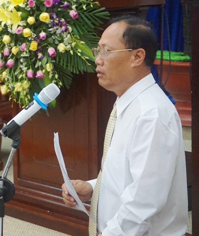 Chất vấn Giám đốc Sở Xây dựng: Có chuyện phạt cho tồn tại công trình vi phạm? - 2 Giám đốc Sở Xây dựng tỉnh Bạc Liêu Huỳnh Quốc Ca đang trả lời chất vấn.