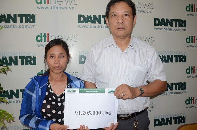 Hơn 91 triệu đồng đến với gia đình cậu bé mắc đa dị tật bẩm sinh - 1 Ông Phạm Huy Thân- CVP báo điện tử Dân trí trao quà bạn đọc ủng hộ cho chị Sang