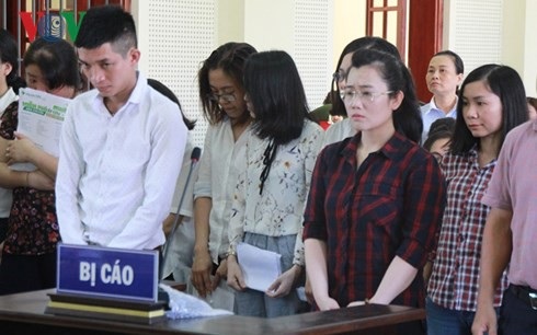 Eximbank khuyến cáo khách hàng không ký khống trước các chứng từ - 1
Nguyễn Thị Lam cùng các bị cáo liên quan tại tòa vào ngày 16/5 (ảnh VOV).