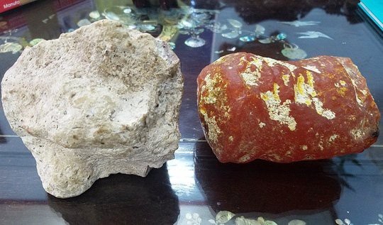 Mua hòn đá vệ đường 50 ngàn đồng, người đàn ông Nam Định được báu vật 5 tỷ đồng - 1
Hai viên đá kì lạ, có mùi thơm như nước hoa. Viên đá màu đỏ hồng có mùi thơm nhẹ hơn viên màu xám.