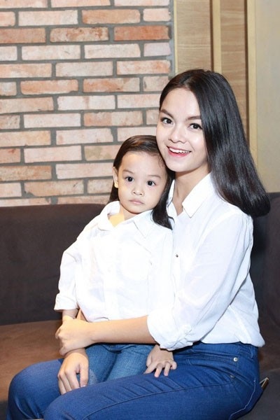 Phạm Quỳnh Anh tiết lộ lý do vì sao “ở ẩn” khi đang hot trong showbiz - 4 Sau khi lên xe hoa với nhà sản xuất âm nhạc Quang Huy, ca sĩ Phạm Quỳnh Anh đã quyết định tạm dừng con đường âm nhạc để dành nhiều thời gian hơn cho gia đình đã khiến nhiều người hâm mộ hụt hẫng.