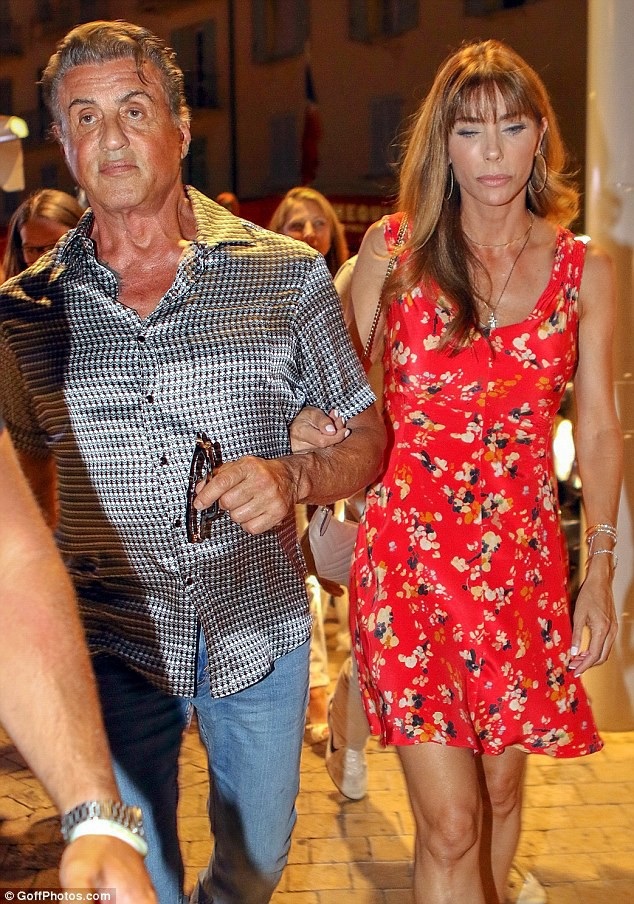 Lại ngắm các cô con gái xinh đẹp của "người hùng cơ bắp" - 2
Vợ Sylvester Stallone đã 49 tuổi vẫn rất trẻ đẹp