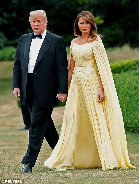Bà Trump được ví như công chúa khi thăm Anh - 2
Trong bữa tiệc tối chiêu đãi tại cung điện Blenheim ngày 12/7, bà Melania đã trở thành tâm điểm của giới truyền thông Anh khi xuất hiện thướt tha trong một bộ váy màu vàng nhạt duyên dáng. Trang tin Dailymail của Anh đã so sánh Đệ nhất phu nhân Mỹ với một công chúa. (Ảnh: Reuters)