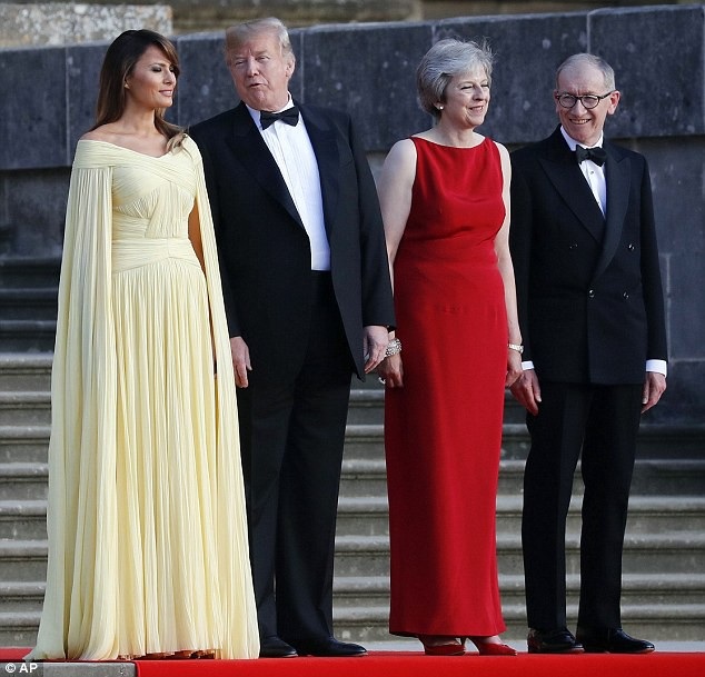 Bà Trump được ví như công chúa khi thăm Anh - 4
Vợ chồng Tổng thống Trump chụp ảnh với với Thủ tướng Anh Theresa May và chồng Phillip May tại buổi tiệc. (Ảnh: AP)