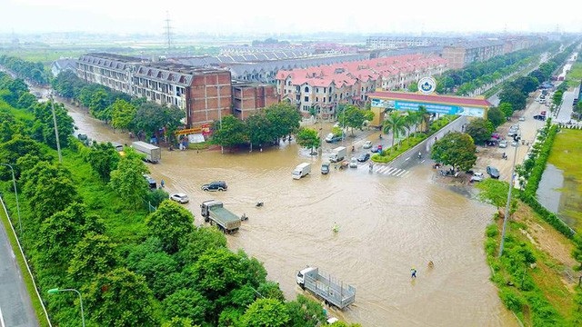 Đại lộ Thăng Long thành sông, xe chết máy nối nhau chờ nước rút - 8 Cảnh tượng ngập sâu tại khu vực đại lộ Thăng Long vào năm 2017