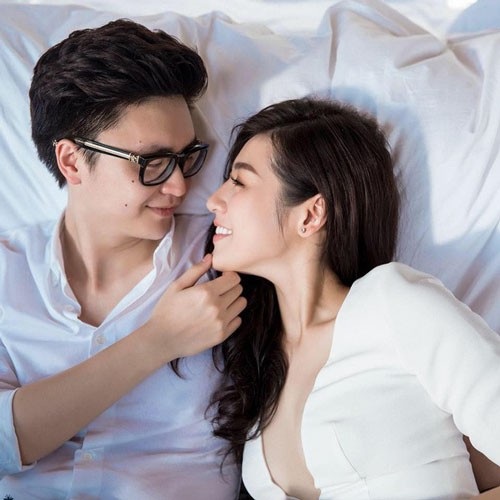 Sắc đẹp khó cưỡng của dàn mỹ nhân chuẩn bị lấy chồng đại gia - 2 Vị hôn phu tương lai của Á hậu Tú Anh, Phạm Gia Lộc, kém cô 1 tuổi và làm trong ngành xây dựng. Không chỉ xuất thân trong một gia đình giàu có, Lộc Phạm cũng sở hữu vẻ bề ngoài khá điển trai, lịch lãm. Được biết, cặp đôi hẹn hò từ tháng 10/2017, cả hai đến bên nhau tình cờ và nhận được sự đồng thuận của cả hai gia đình.