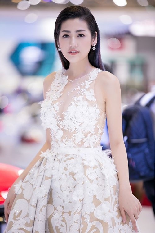 Sắc đẹp khó cưỡng của dàn mỹ nhân chuẩn bị lấy chồng đại gia - 3 Tú Anh (SN 1993), cô là Á hậu 1 Hoa hậu Việt Nam 2012. Tú Anh nổi bật với làn da trắng không tỳ vết cùng gout thời trang sành điệu, chịu chi hàng hiệu. Cô cũng là một trong số những nàng Á hậu “sạch” của showbiz Việt bởi nói không với scandal.
