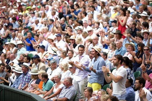 Wimbledon: Anderson "đua marathon" vào chung kết, chờ Djokovic hoặc Nadal - 3
Khán giả phấn khích nhưng cũng phát mệt vì trận đấu của Anderson -Isner