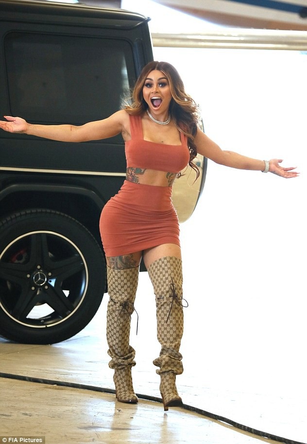 
Bà mẹ hai con diện trang phục gợi cảm khoe đường cong nảy lửa
