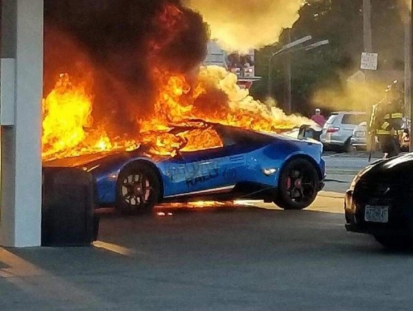 Siêu xe Lamborghini bị thiêu rụi vì một lý do... ngớ ngẩn - 1 Ngọn lửa bùng lên dữ dội từ chiếc siêu xe