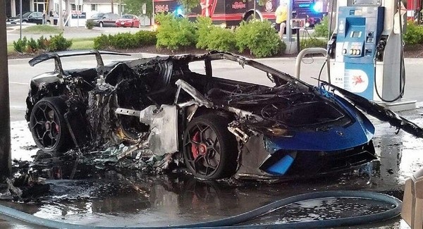 Siêu xe Lamborghini bị thiêu rụi vì một lý do... ngớ ngẩn - 2 Chiếc siêu xe Lamborghini Huracan Performante bị thiêu rụi hoàn toàn