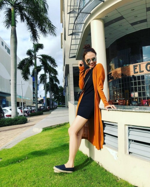 Nhã Phương tự tin khoe dáng với bikini; Hoài Linh diện bà ba “đi khắp thế gian” - 7 Đàm Thu Trang cười rạng rỡ trong nắng, Bạn gái Cường Đô la chia sẻ tâm trạng hạnh phúc của mình ở hiện tại vì yêu và được yêu.