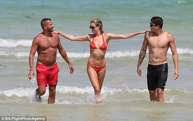 Hailey Clauson đẹp hút hồn với áo tắm đỏ - 6
Cô từng là gương mặt quảng cáo của Dsquared2, Jill Stuart, Gucci