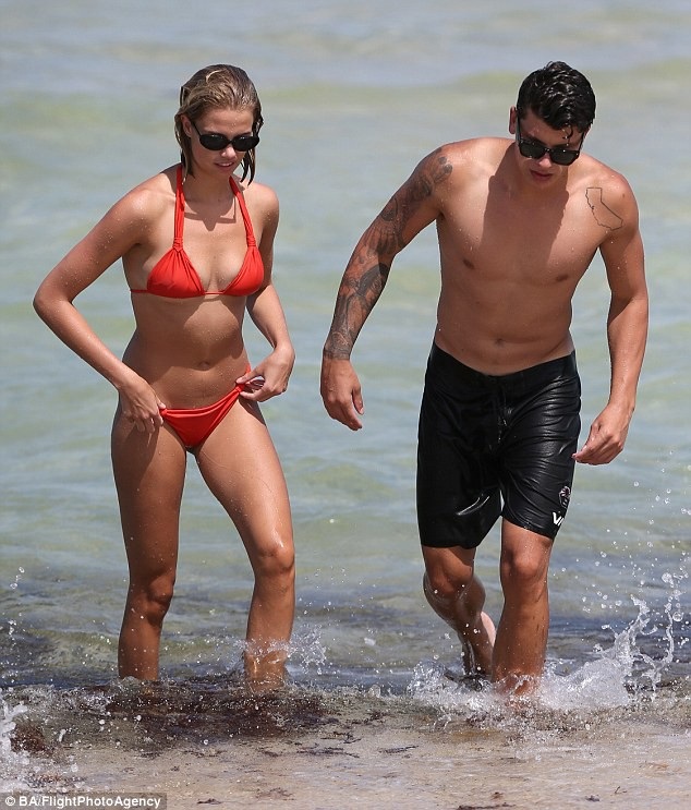 Hailey Clauson đẹp hút hồn với áo tắm đỏ - 7
Người đẹp California tiết lộ cô tập gym 6 ngày/ tuần để giữ dáng