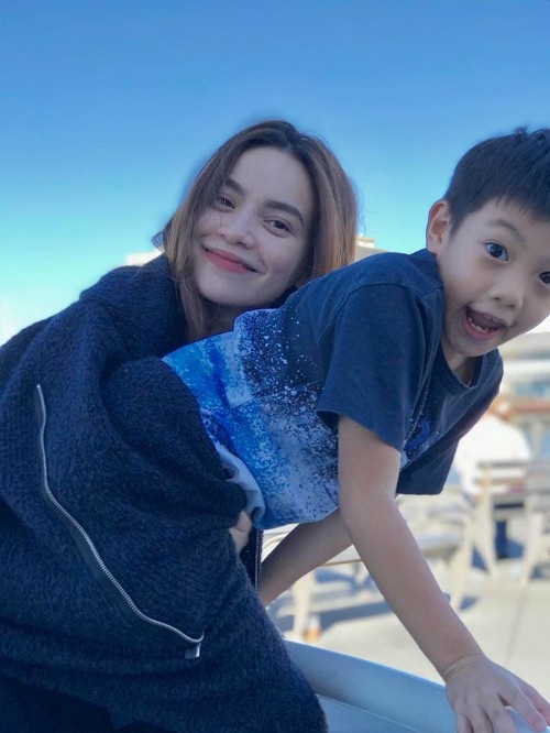 Nhã Phương tự tin khoe dáng với bikini; Hoài Linh diện bà ba “đi khắp thế gian” - 8 Hồ Ngọc Hà chia sẻ ảnh đang đi chơi cùng con trai Subeo ở Mỹ, cô viết: Nắng trong và se lạnh. Cảm giác nhẹ bẫng, dạo chơi, đạp xe quanh biển, ngắm chim bay và yêu thương nhau. Chỉ cần thế thôi...cậu nhỉ.