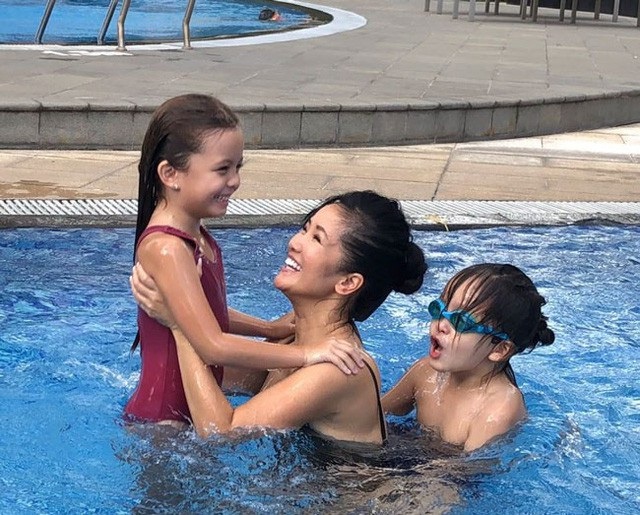 Xôn xao Quỳnh Búp bê “được chiếu trở lại”; nóng bỏng vai “gái điếm” của mỹ nhân Việt - 14 Tưởng như cuộc hôn nhân đổ vỡ sẽ khiến Hồng Nhung suy sụp thì qua ánh mắt hạnh phúc và đầy yêu thương mà Hồng Nhung dành cho các con, khán giả có thể nhìn ra sự mạnh mẽ, biết trân quý giá trị cuộc sống của nữ diva này.