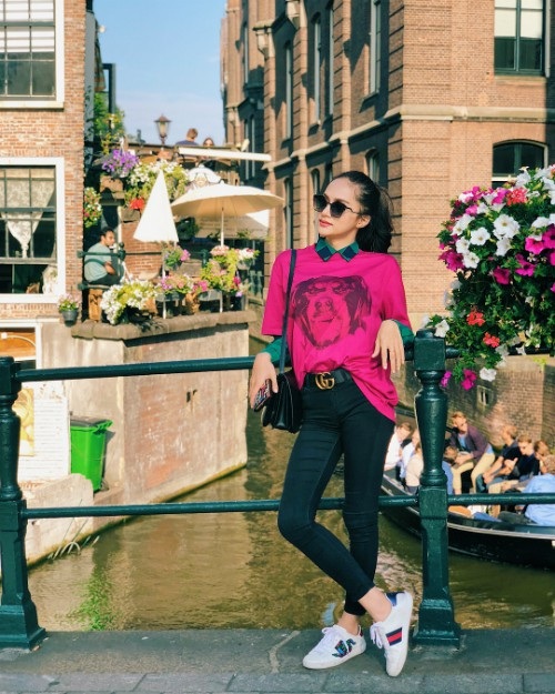 Nhã Phương tự tin khoe dáng với bikini; Hoài Linh diện bà ba “đi khắp thế gian” - 13 Hoa hậu chuyển giới Hương Giang thảnh thơi ngắm cảnh ở Hà Lan. Sau những lùm xùm với vai trò người mẫu thời gian qua cô chọn công việc làm niềm vui và chia sẻ 1 lần duy nhất về sự việc.