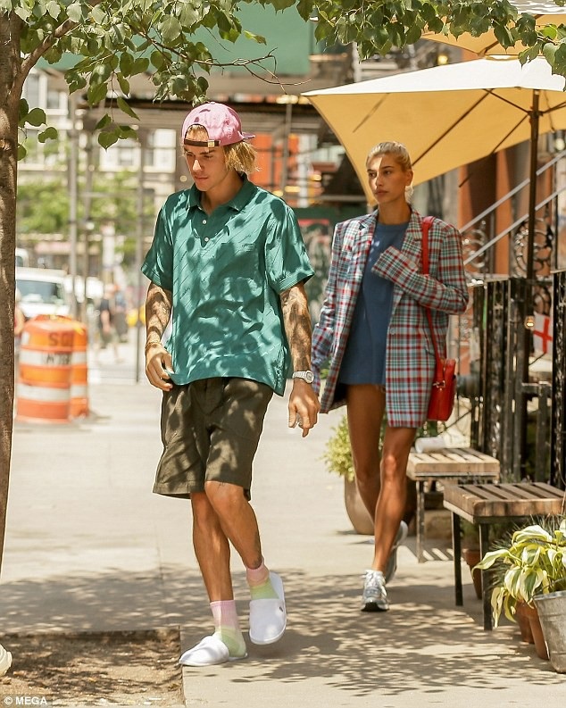 Justin Bieber tậu đồng hồ kim cương cho bạn gái - 1
Justin Bieber và hôn thê Hailey Baldwin sành điệu xuất hiện trên đường phố New York ngày 12/7vừa qua