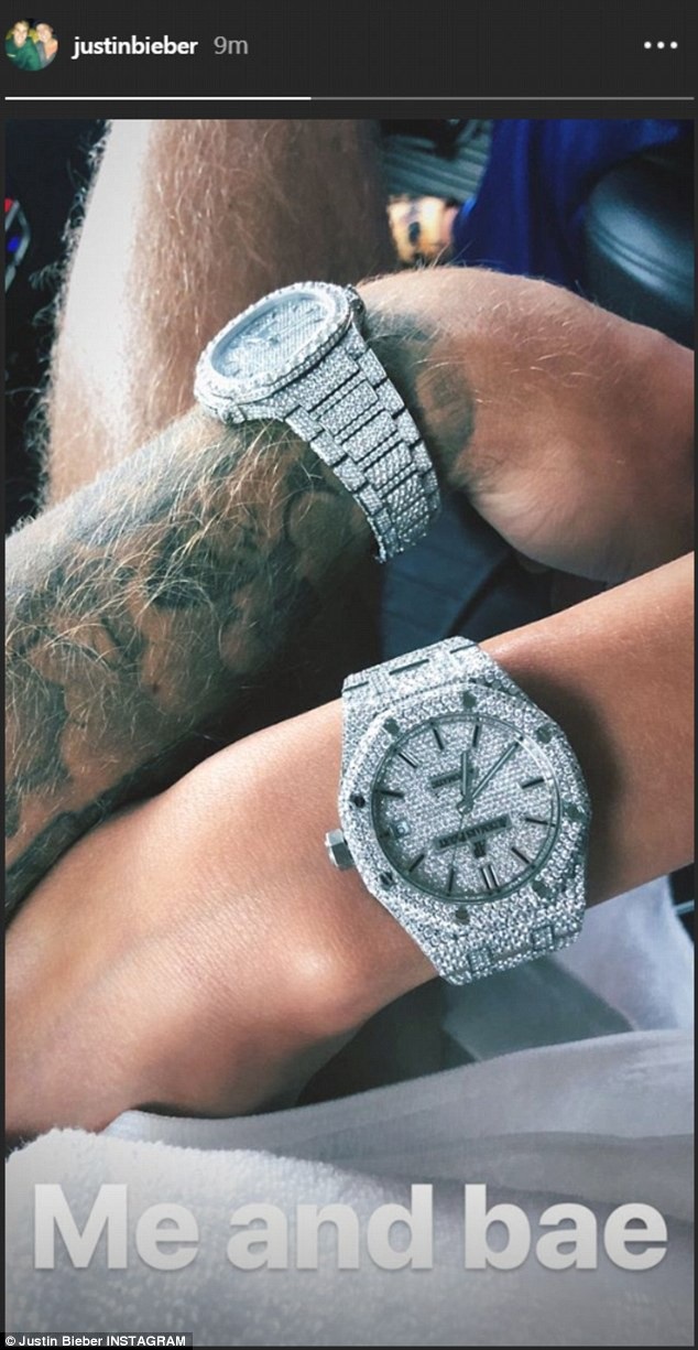 Justin Bieber tậu đồng hồ kim cương cho bạn gái - 3
Justin Bieber vừa chi hơn 140 nghìn USD mua đồng hồ cho bạn gái Hailey Baldwin - sau đó anh đã khoe đồng hồ đôi của 2 người trên trang cá nhân
