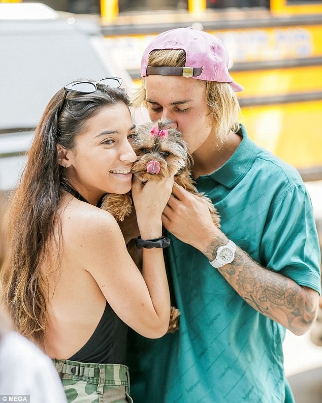 Justin Bieber tậu đồng hồ kim cương cho bạn gái - 4
Justin Bieber được fan đề nghị chụp ảnh chung, ca sỹ 24 tuổi âu yếm hôn cún cưng của cô gái này