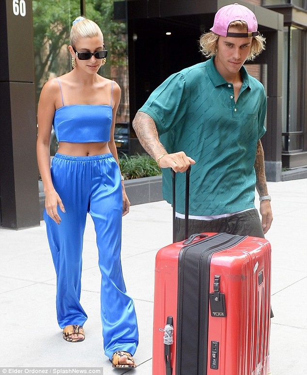 Justin Bieber tậu đồng hồ kim cương cho bạn gái - 5
Cặp đôi rời nhà tới sân bay sau bữa trưa