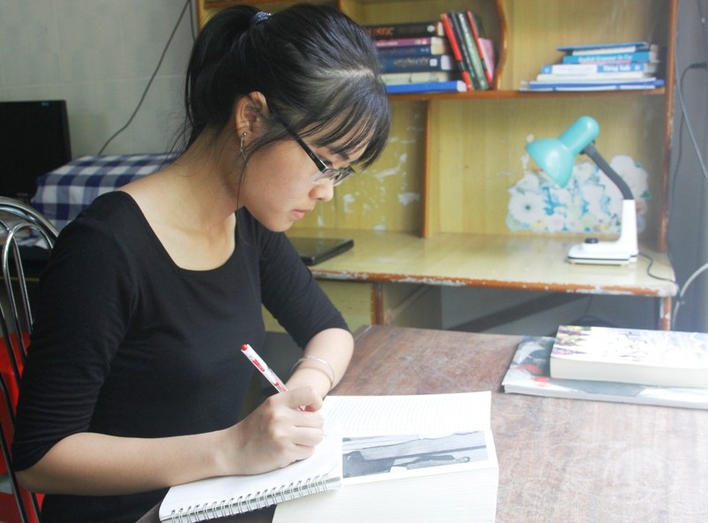 Thí sinh có điểm tiếng Anh cao nhất Quảng Trị: Mong ước làm việc trong lĩnh vực ngoại giao - 2
Hồ Thu Thủy đạt tổng điểm 24,65 khối D (trong đó tiếng Anh 9,8 điểm; Văn 8,25 điểm và Toán 6,6 điểm).
