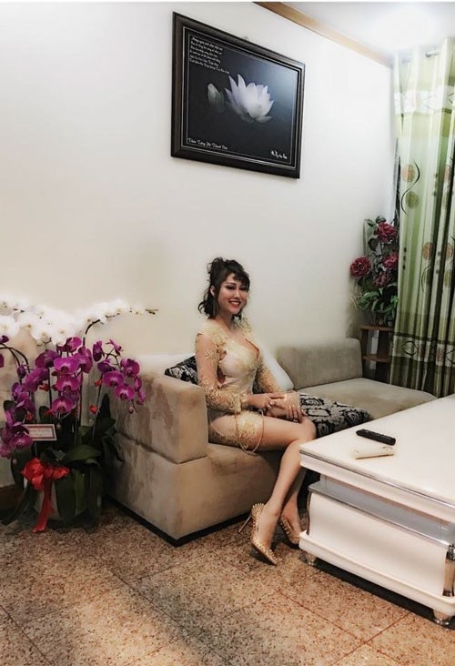 Xôn xao Quỳnh Búp bê “được chiếu trở lại”; nóng bỏng vai “gái điếm” của mỹ nhân Việt - 11 Chia sẻ đoạn clip ngắn ghi lại không gian, nội thất xa hoa, lộng lẫy trong căn hộ trị giá 10 tỷ đồng ở TP.Hồ Chí Minh, Phi Thanh Vân khiến nhiều người không khỏi choáng ngợp.
