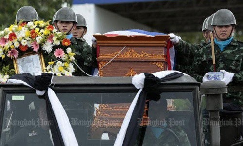 Cách đội bóng Thái Lan tưởng niệm thợ lặn hy sinh trong lúc giải cứu - 2 Thi hài cựu đặc nhiệm Kunan được đoàn xe quân sự hộ tống về quê nhà. (Ảnh: Bangkok Post)