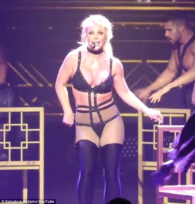 Britney "lộ hàng" trên sân khấu - 1
Britney Spears và pha lộ hàng để đời trong show diễn tại Maryland ngày 13/7vừa qua