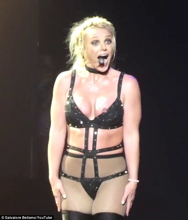 Britney "lộ hàng" trên sân khấu - 2
Nữ ca sỹ 37 tuổi không hay biết về sự cố này