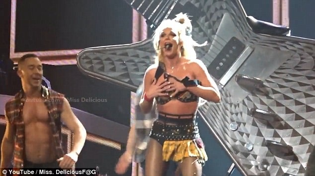 Britney "lộ hàng" trên sân khấu - 4
Công chúa nhạc Pop tràn đầy năng lượng trong show diễn