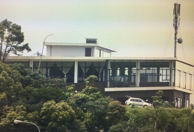 Đìu hiu biệt thự triệu đô của Trịnh Xuân Thanh và cá lại chết trắng Hồ Tây - 1 Không còn những đoàn xe tấp nập phóng lên Tam Đảo chơi golf vào cuối tuần, không còn những buổi tiệc tùng linh đình trong ngôi biệt thự sang trọng của Trịnh Xuân Thanh tại Tam Đảo, ngôi biệt thự được mua bằng tiền của dự án nhà máy xơ sợi PVTex giờ cửa đóng im lìm, ít người lại qua... (Ảnh: Tuấn Hợp)